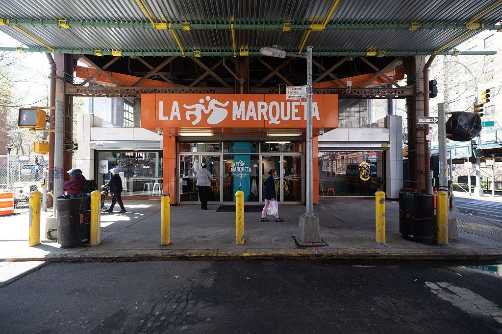 La Marqueta, un mercado latino en East Harlem, Nueva York.
