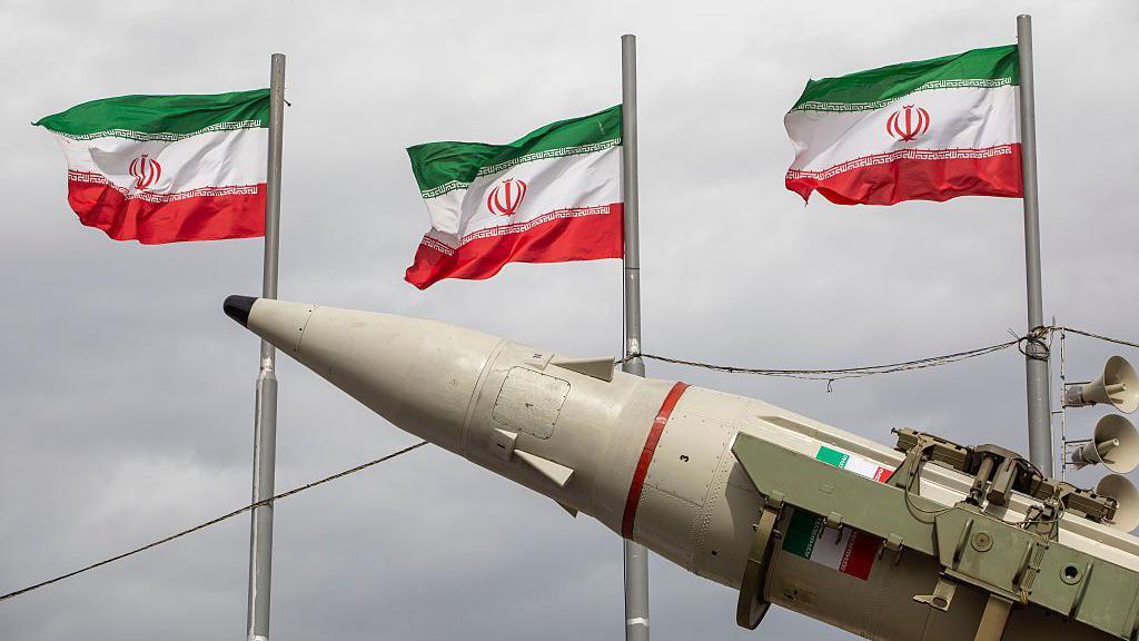 Msiles fabricados por las fuerzas armadas de Ir&aacute;n junto a una hilera de banderas iran&iacute;es durante las conmemoraciones del aniversario de la Revoluci&oacute;n Isl&aacute;mica de 1979.