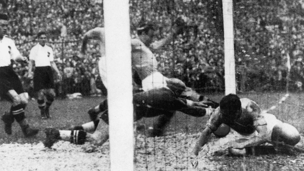 Enrico Guaita empuja el bal&oacute;n hacia la porter&iacute;a en la victoria por 1-0 sobre Austria en las semifinales del Mundial de 1934