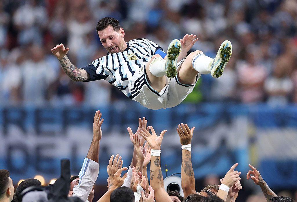 Messi es lanzado al aire por sus compa&ntilde;eros