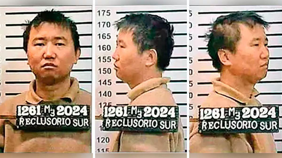 Una foto policial muestra tres im&aacute;genes de Zhang Zhidong: una de frente, otra mirando hacia la izquierda y otra hacia la derecha. Tiene el pelo corto y oscuro y lleva una camisa polo beige. Detr&aacute;s de &eacute;l, unas l&iacute;neas en la pared indican su altura. Zhang mide aproximadamente 175 cm. 