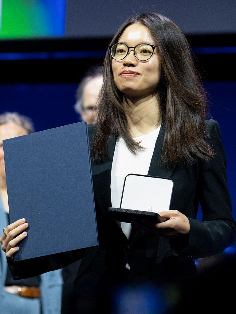 Wang al recibir el premio