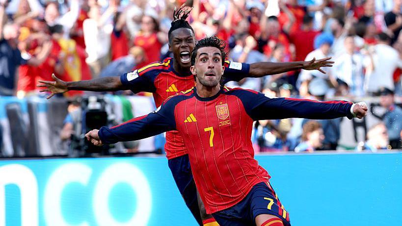 Torres celebra el gol de Espa&ntilde;a con Williams detr&aacute;s.