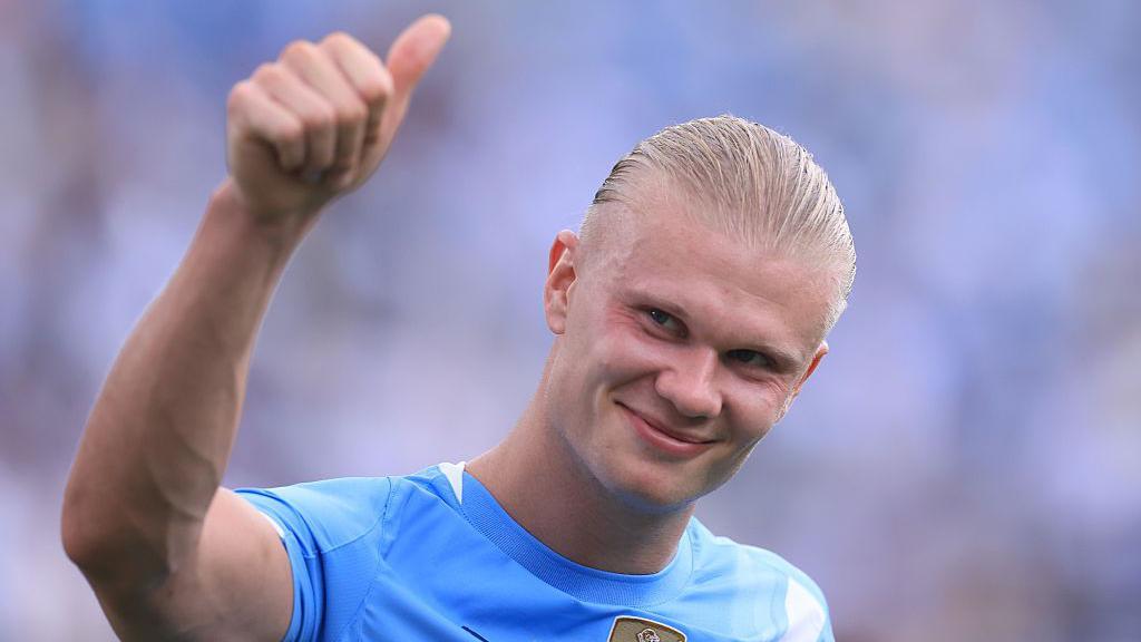 Erling Haaland saluda a la gente y sonr&iacute;e.
