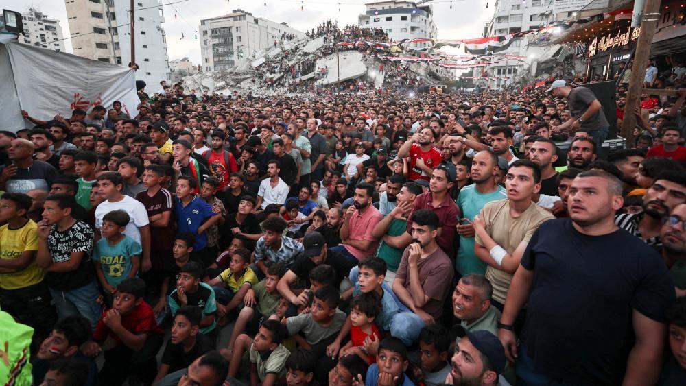 Los palestinos lloran la muerte en un ataque israelí del hombre que organizaba proyecciones de los partidos del Mundial entre las ruinas de Gaza