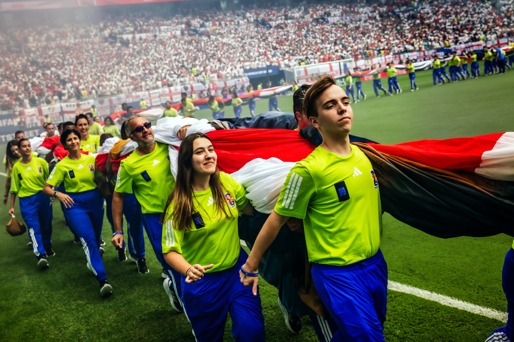 Para desplegar una bandera del Mundial se necesita coordinación (y muchos brazos)