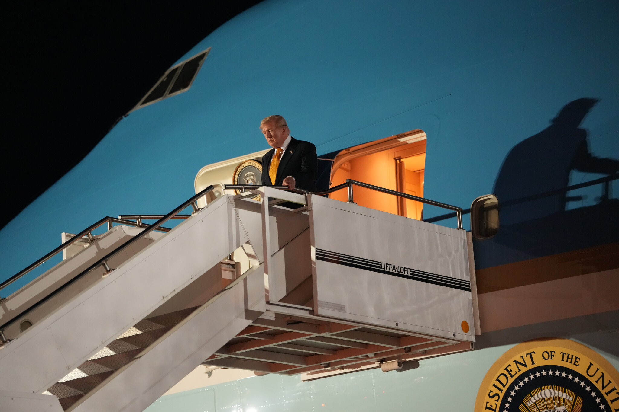 El cambio de avión de Trump al dejar la cumbre de la OTAN se debió a una amenaza iraní