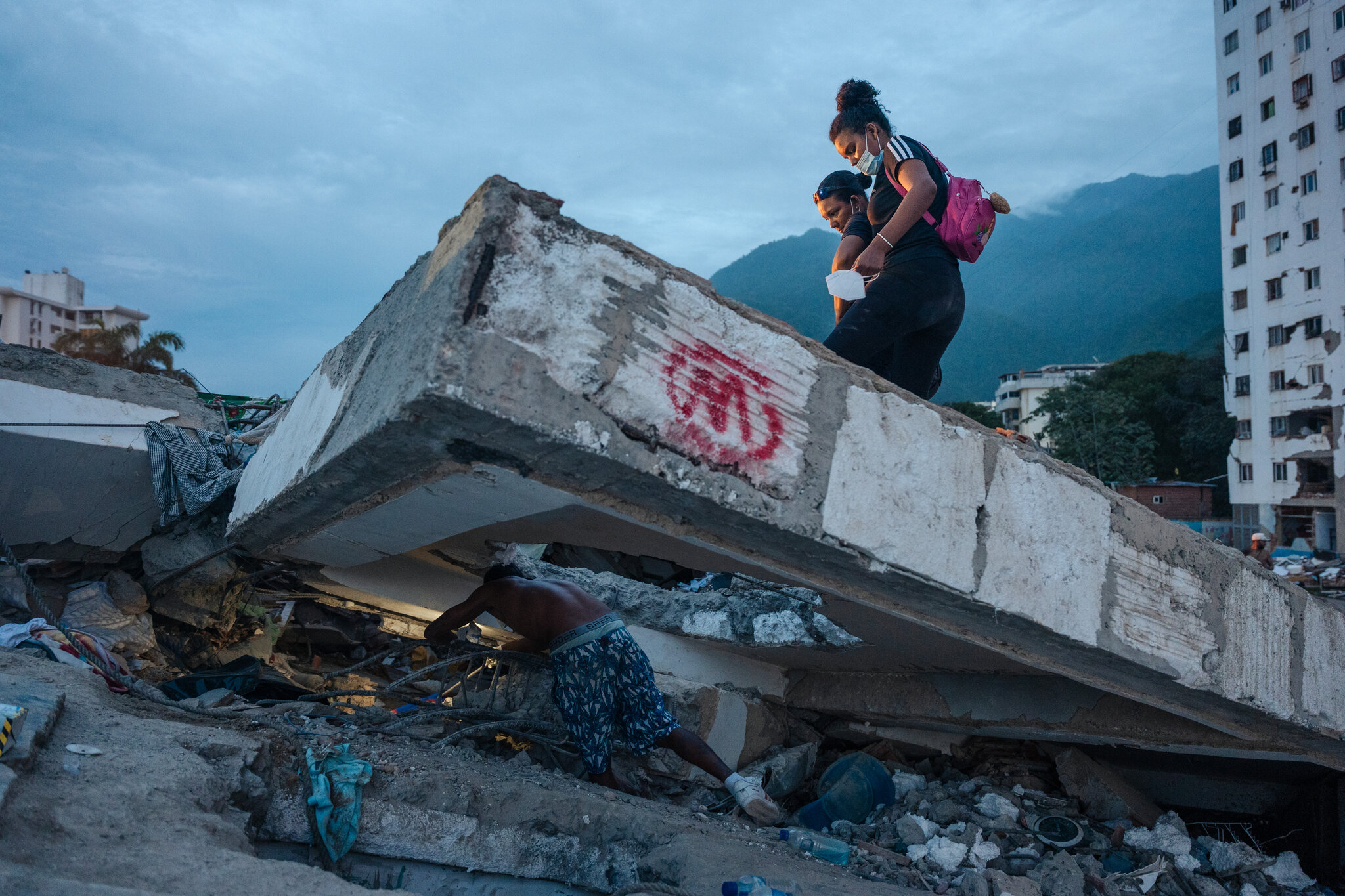 Después de los terremotos, el temor da paso a la indignación en Venezuela