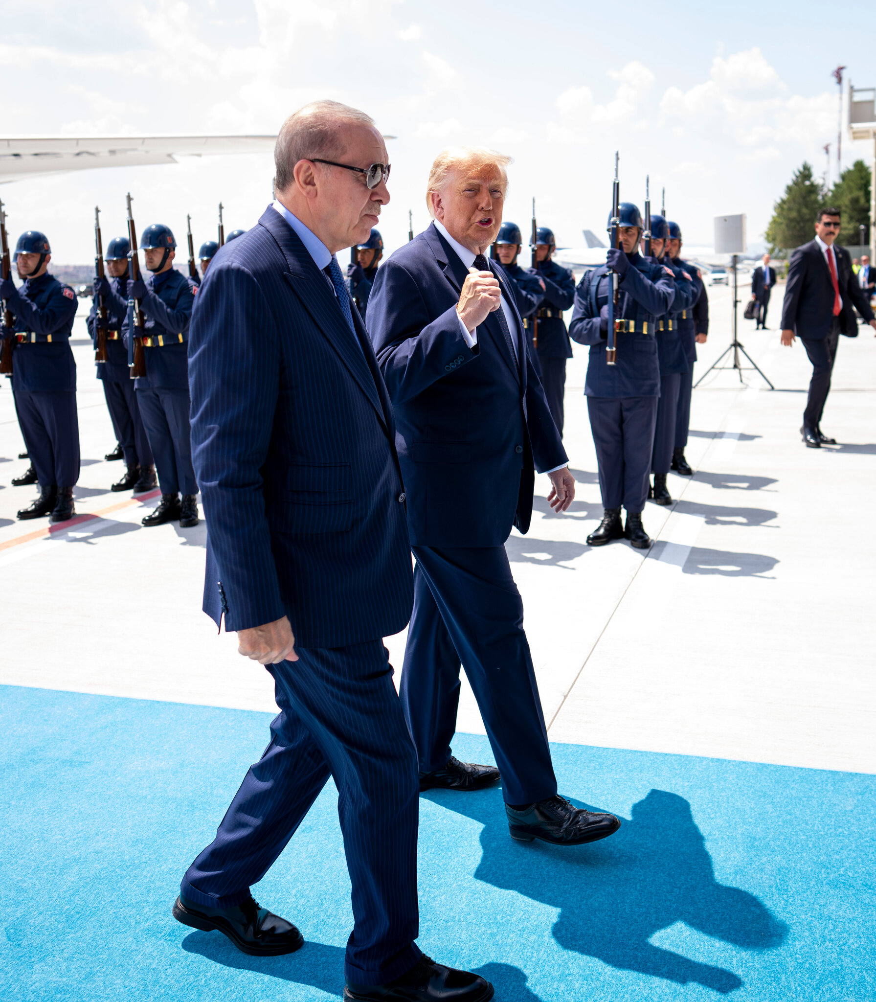 Trump llega a la cumbre de la OTAN entre drama y espectáculo
