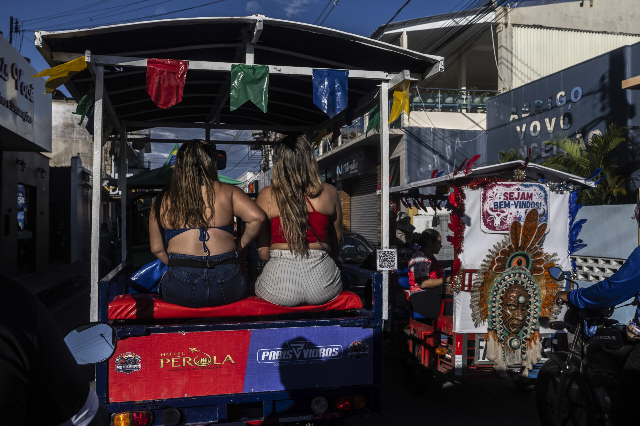 ¿Toro rojo o toro azul? En este pueblo brasileño, tienes que elegir.
