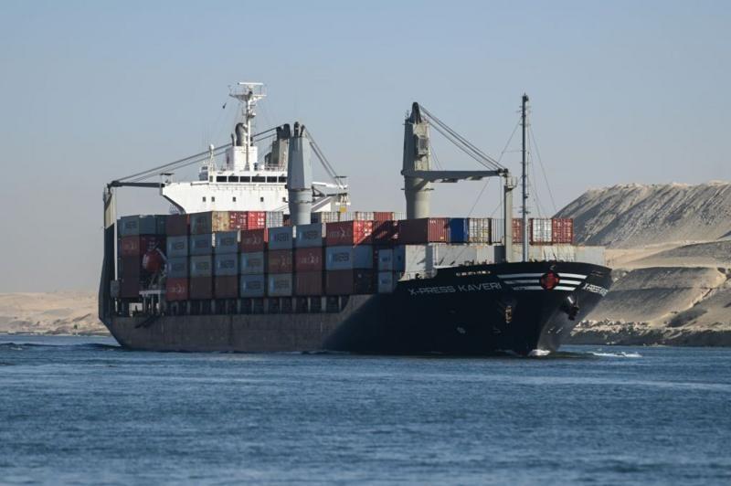 Imagen de un barco que atraviesa el estrecho.