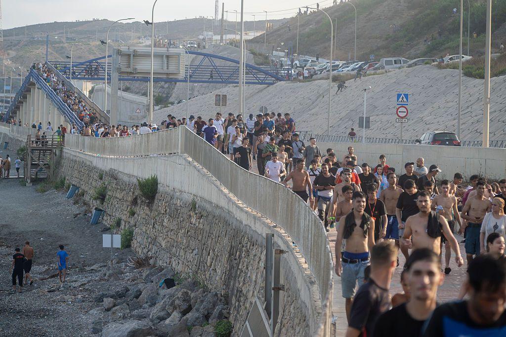 Personas cruzando el paso fronterizo de Ceuta.