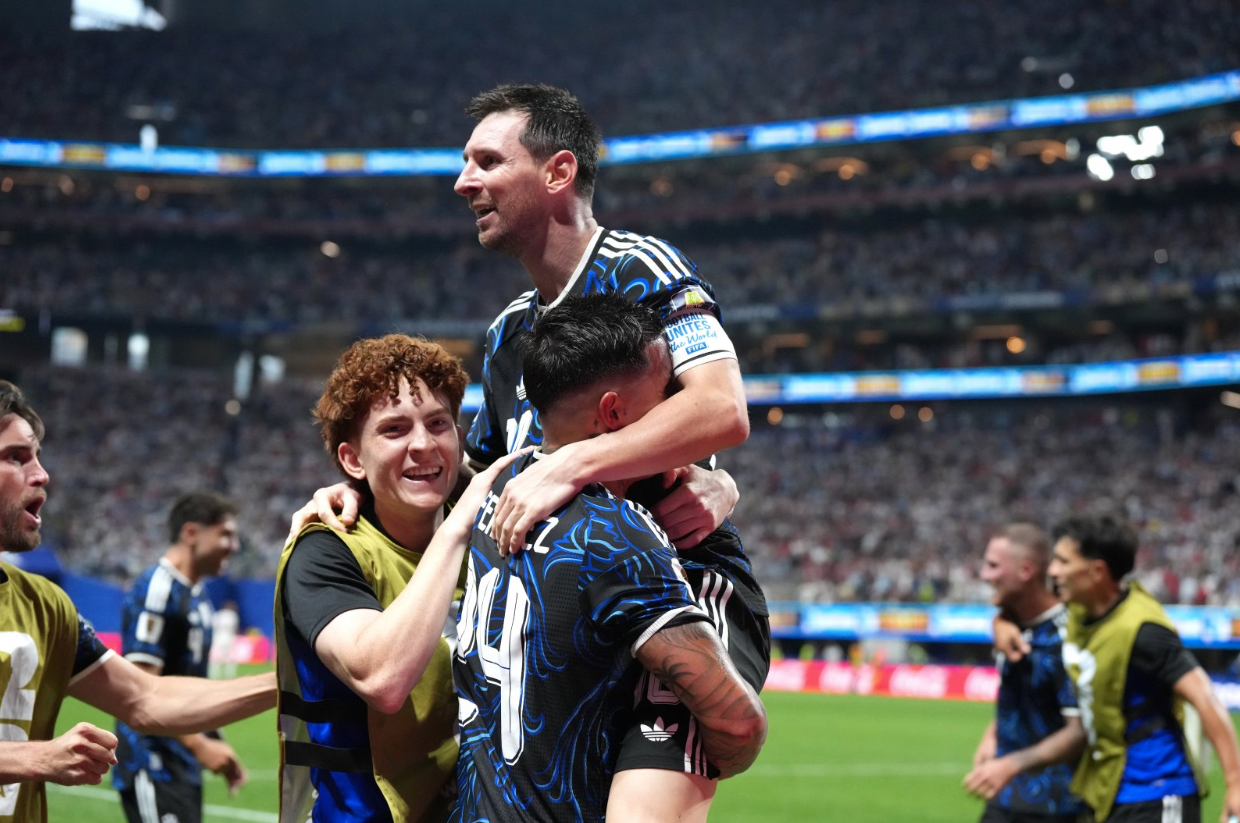 Messi es cargado mientras celebra