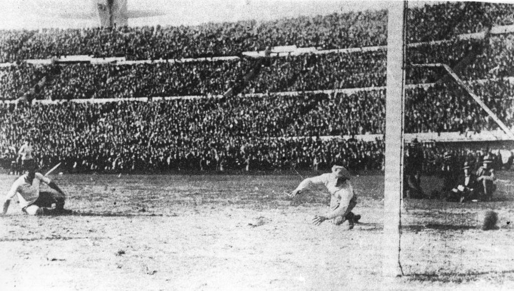 Una foto de 1930 que muestra al guardameta de Argentina estirado mientras ve el bal&oacute;n entrar en su porter&iacute;a