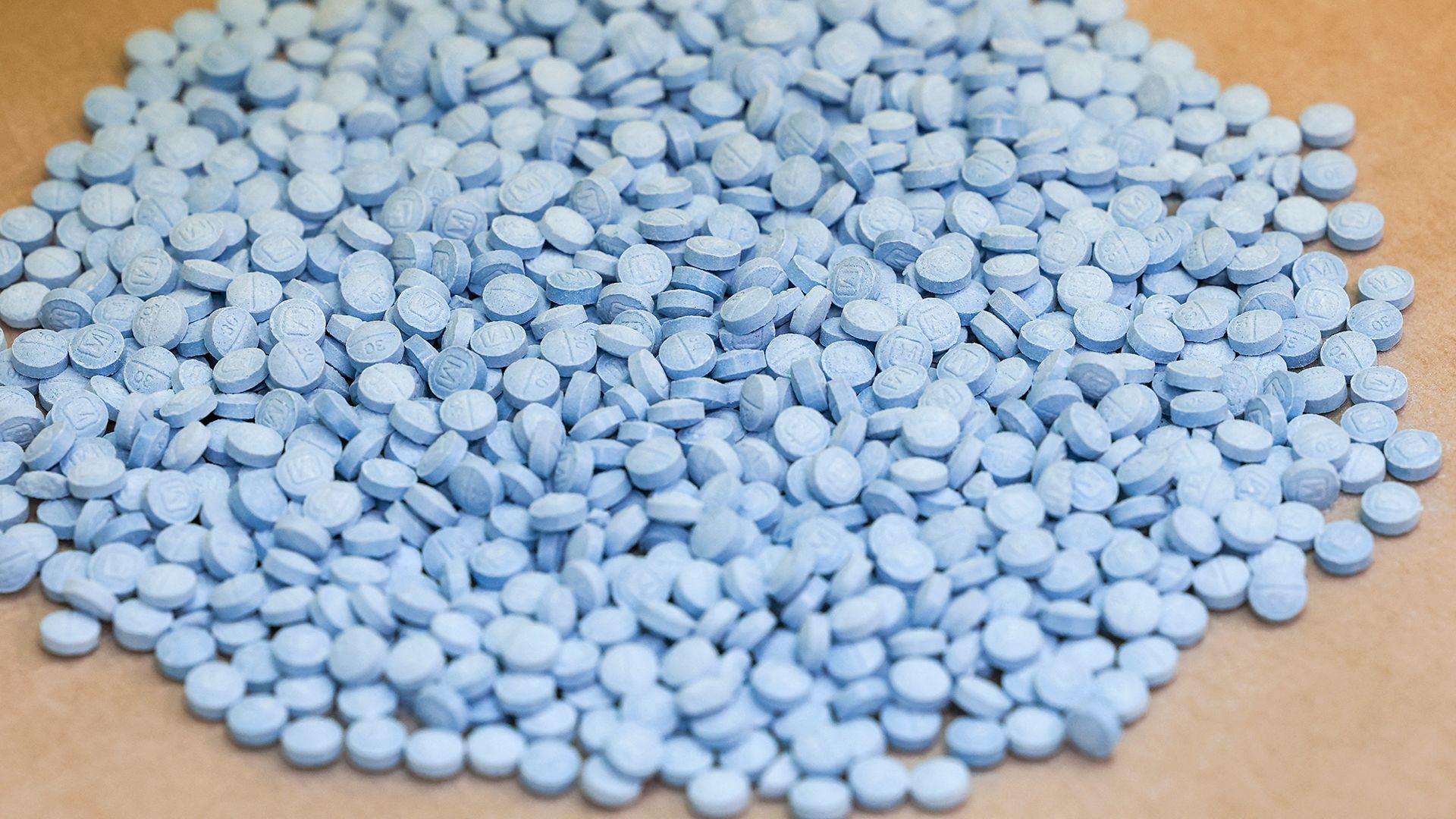 Un gran mont&oacute;n de peque&ntilde;as pastillas azules. 