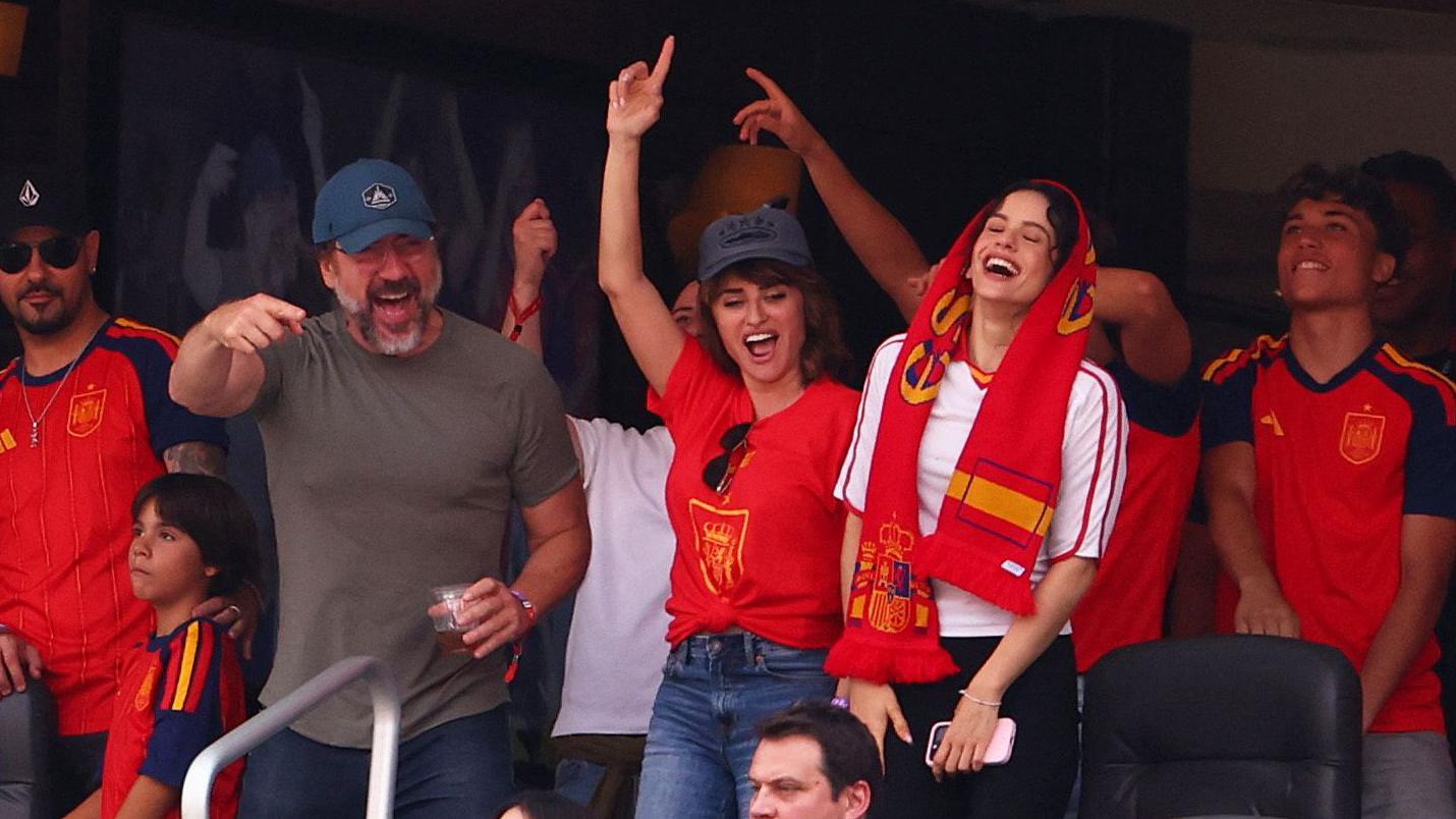 Rosalía, junto a Penélope Cruz y Javier Bardem, durante la final de la Copa del Mundo 2026
