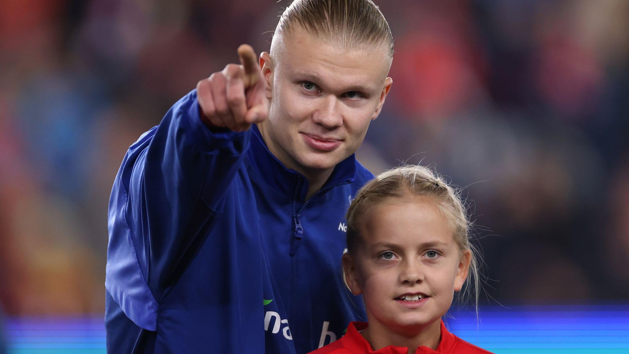 Haaland con una ni&ntilde;a
