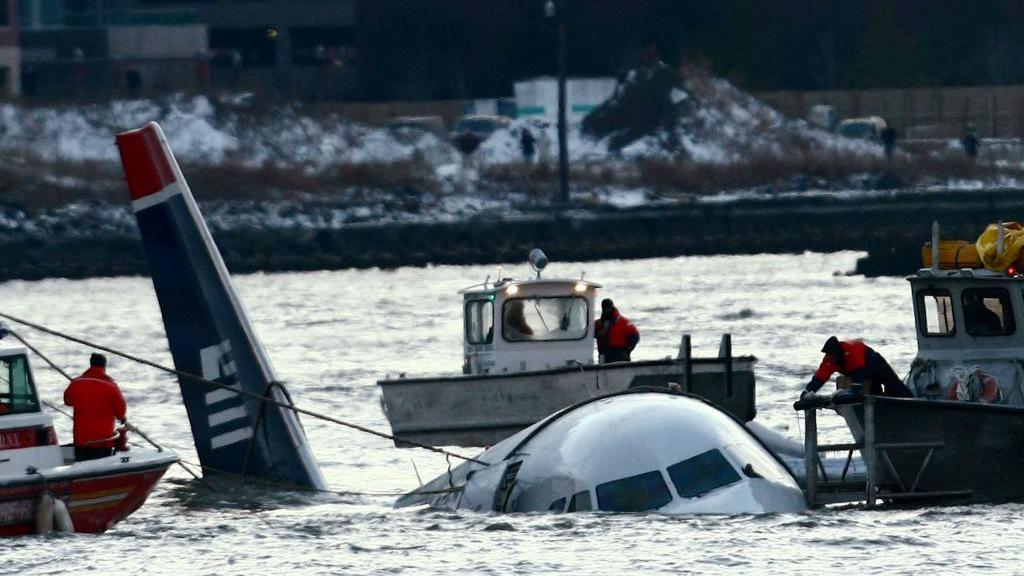 Equipos de rescate aseguran el vuelo 1549 de US Airways que flotaba en el agua tras estrellarse en el r&iacute;o Hudson el 15 de enero de 2009 en la ciudad de Nueva York. El Airbus 320 se estrell&oacute; poco despu&eacute;s de despegar del aeropuerto LaGuardia con destino a Charlotte, Carolina del Norte. 