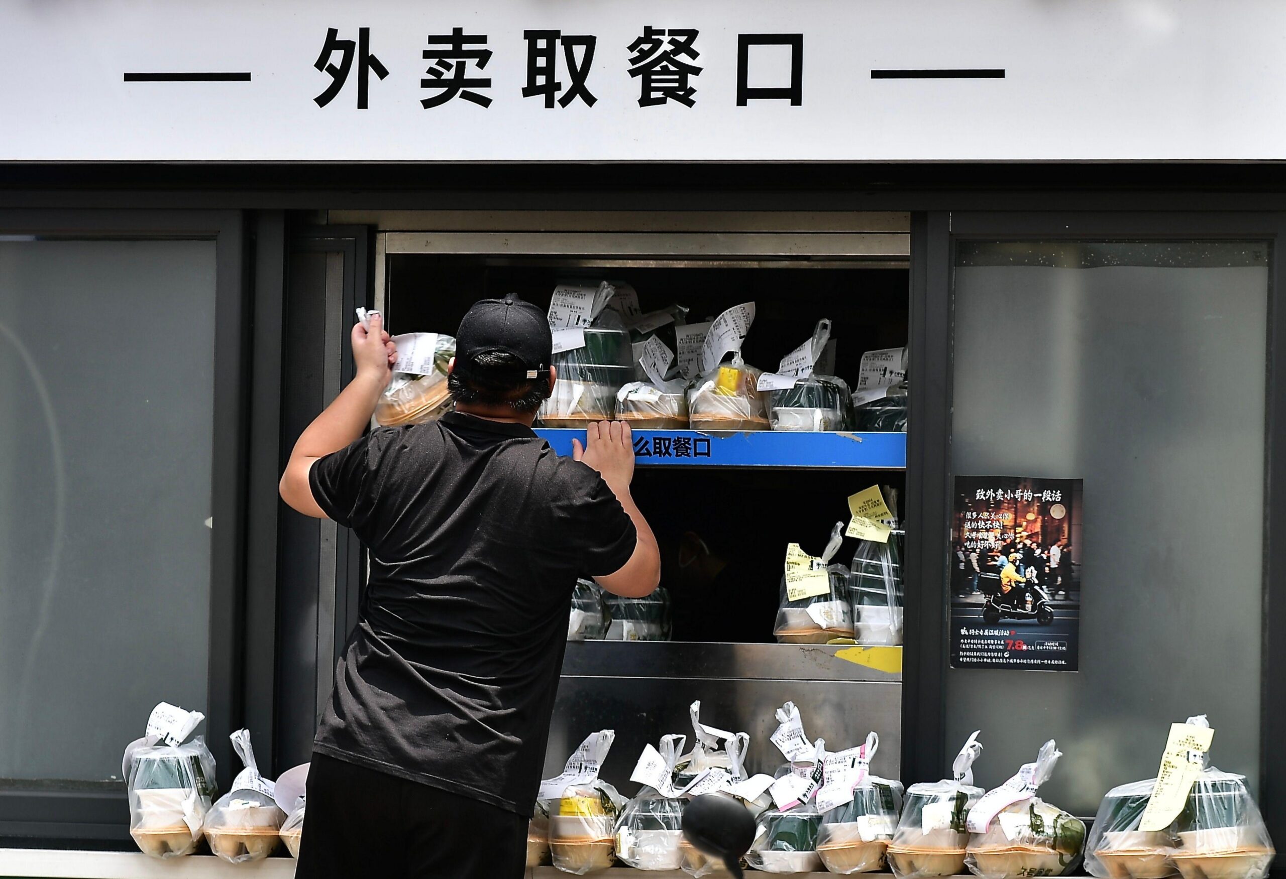 “Garabateaba” versos entre entrega y entrega: el repartidor de comida de 56 años que ganó uno de los mayores premios literarios de China