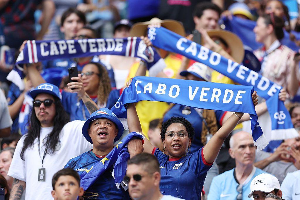 Aficionados de Cabo Verde con baderas y bandas del pa&iacute;s en el Mundial 2026.