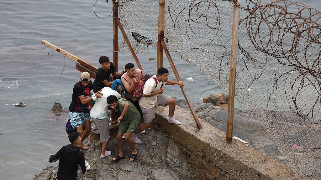“Estamos atrapadas aquí, sin poder volver a casa”: la desesperación de los miles de migrantes que cruzaron la frontera entre Marruecos y España por Ceuta