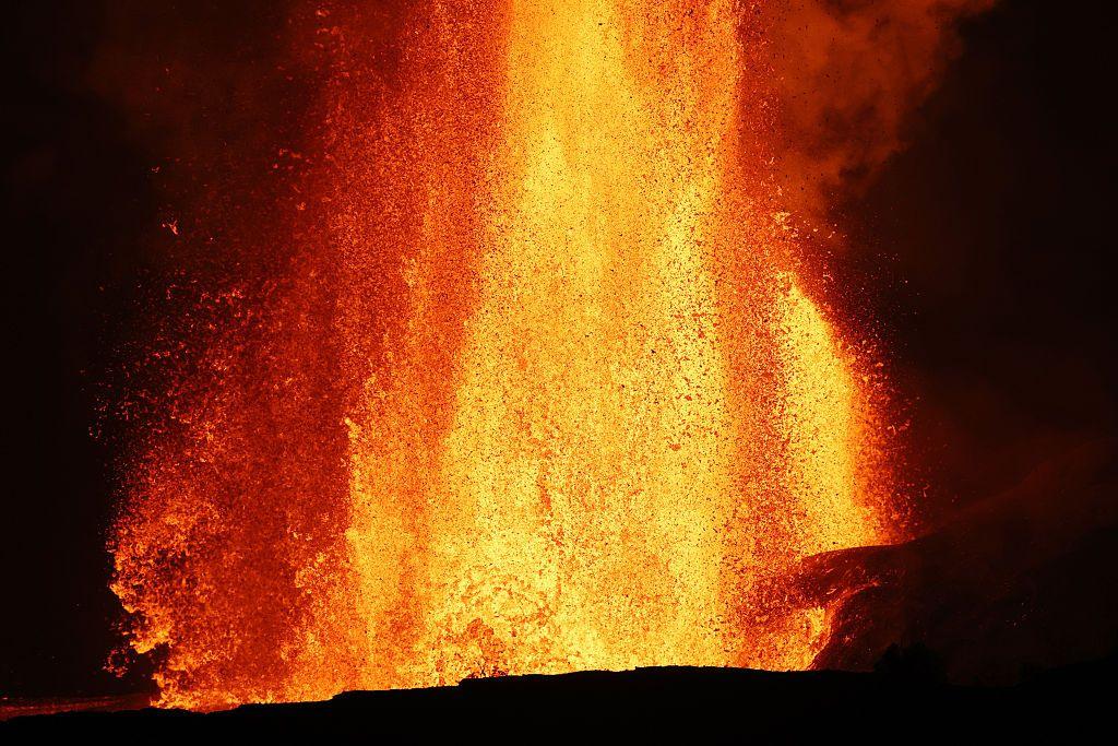 Fuentes de lava brotan del volcán Kilauea el 24 de enero de 2026.