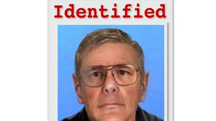 Un hombre con lentes y expresi&oacute;n neutra mira directamente a la c&aacute;mara. Tiene el pelo canoso peinado hacia un lado. El fondo es azul. Sobre su rostro, la palabra "Identificado" est&aacute; escrita en rojo y en ingl&eacute;s.