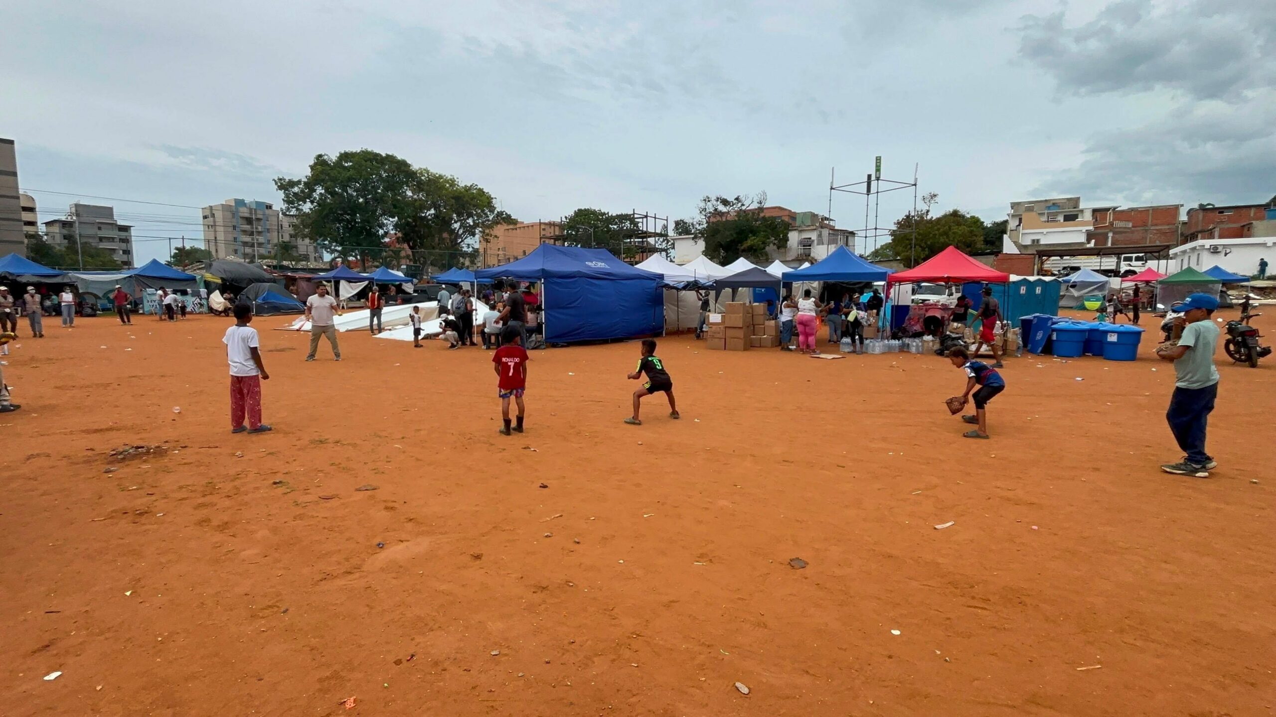 Unos ni&ntilde;os jugando en el estadio de Playa Grande, donde opera un refugio