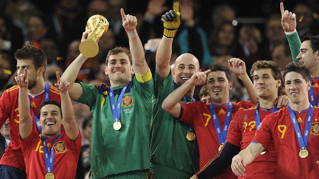 De izquierda a derecha, Gerard Piqu&eacute;, Pedro Rodr&iacute;guez, Iker Casillas, Pepe Reina, David Villa, Fernando Llorente, Fernando Torres y Xavi Hern&aacute;ndez celebran el t&iacute;tulo mundialista en Sud&aacute;frica en 2010. 