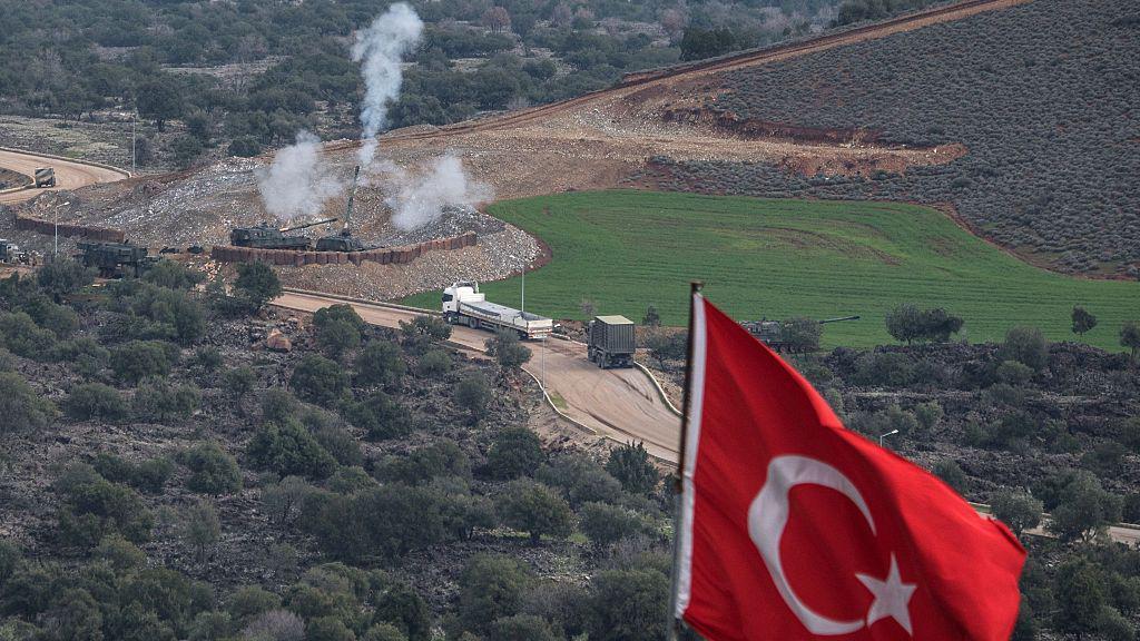 La artiller&iacute;a turca bombarde&oacute; las posiciones de las Unidades de Protecci&oacute;n Popular (YPG) cerca de la frontera con Siria el 21 de enero de 2018, cerca de Hassa, en la provincia turca de Hatay, mientras las tropas terrestres turcas entraban hoy en Siria para impulsar una ofensiva contra las milicias kurdas y un ataque con cohetes impactaba una ciudad fronteriza en aparente represalia. 