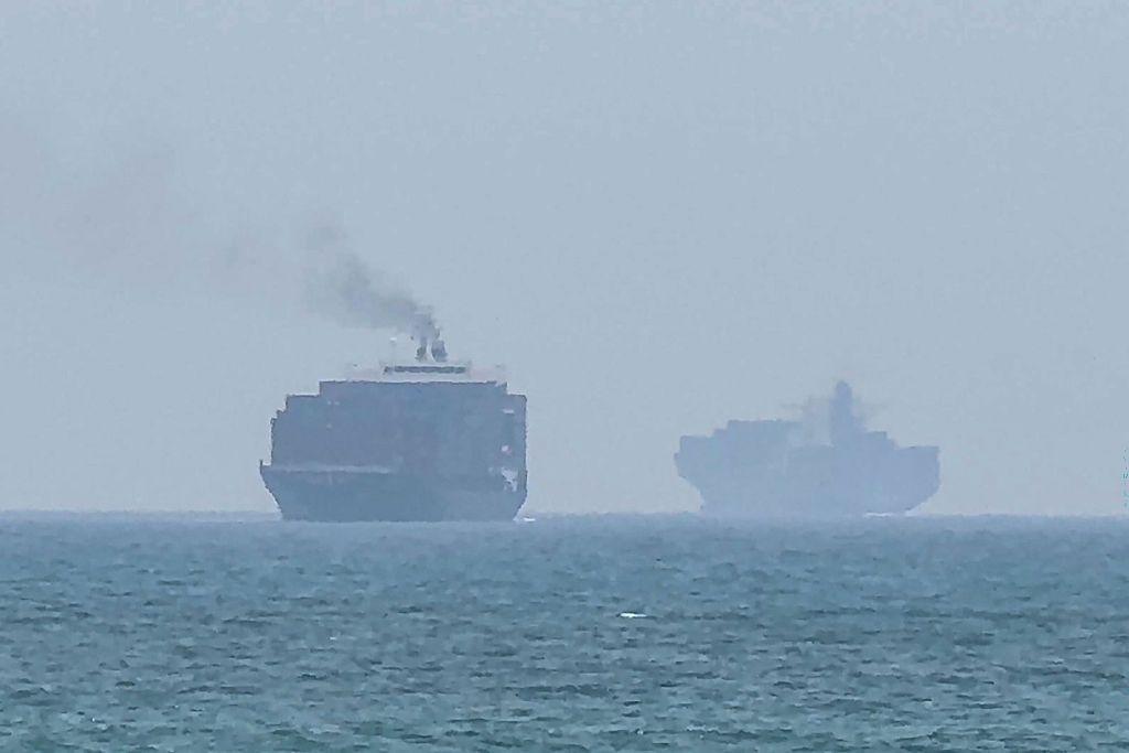 Buques de carga fondeando cerca del estrecho de Ormuz, frente a la costa oriental de los Emiratos &Aacute;rabes Unidos.