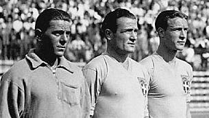 Luis Monti (en el centro) posa con la selecci&oacute;n italiana antes de un partido en la Copa del Mundo de 1934