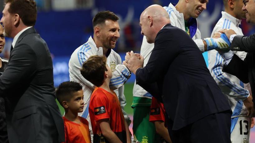 Lionel Messi estrecha la mano de Gianni Infantino, presidente de la FIFA, antes del partido del grupo A de la Copa Am&eacute;rica entre Canad&aacute; y Argentina.