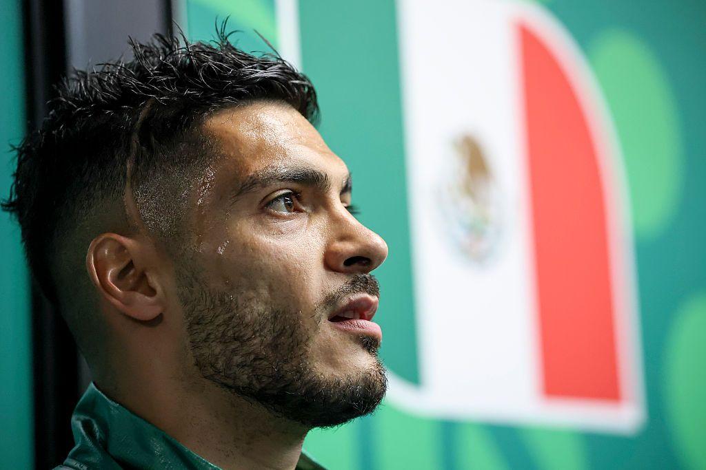 Ra&uacute;l Jim&eacute;nez de perfil, con una cicatriz en su sien derecha