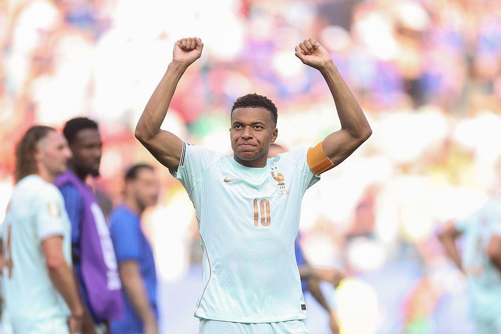 Kylian Mbapp&eacute; celebra una jugada levantando los brazos.