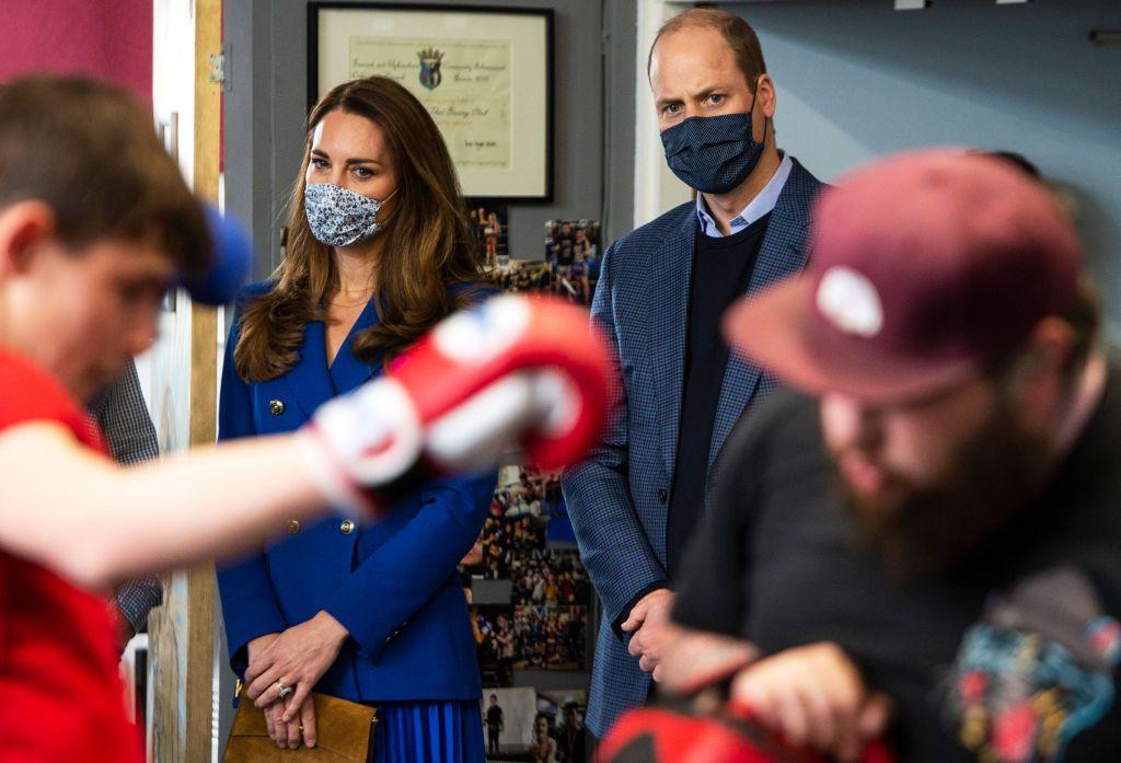 El pr&iacute;ncipe Guillermo y la princesa Kate Middleton visitan el programa de reducci&oacute;n de violencia de Escocia: llevan cubrebocas porque la foto es de 2021.