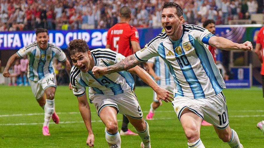 Lionel Messi, Julian &Aacute;lvarez y Enzo Fern&aacute;ndez celebran tras un gol contra Egipto.
