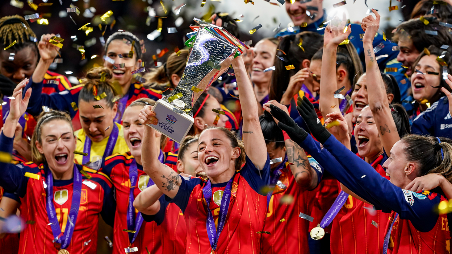 Ona Batlle levanta la copa plateada. La rodean sus compa&ntilde;eras que sonr&iacute;en, levantan sus brazos y se abrazan, mientras caen papelillos. A todas les cuelgan las medallas

