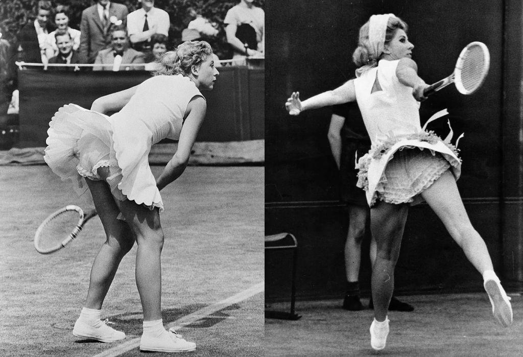 Fotograf&iacute;as en blanco y negro de la tenista de espaldas, en plena acci&oacute;n, raqueta en mano. Lleva vestidos blancos cortos, sin mangas, las faldas adornadas y parcialmente levantadas, dejando ver calz&oacute;nes cubiertos de encaje.   