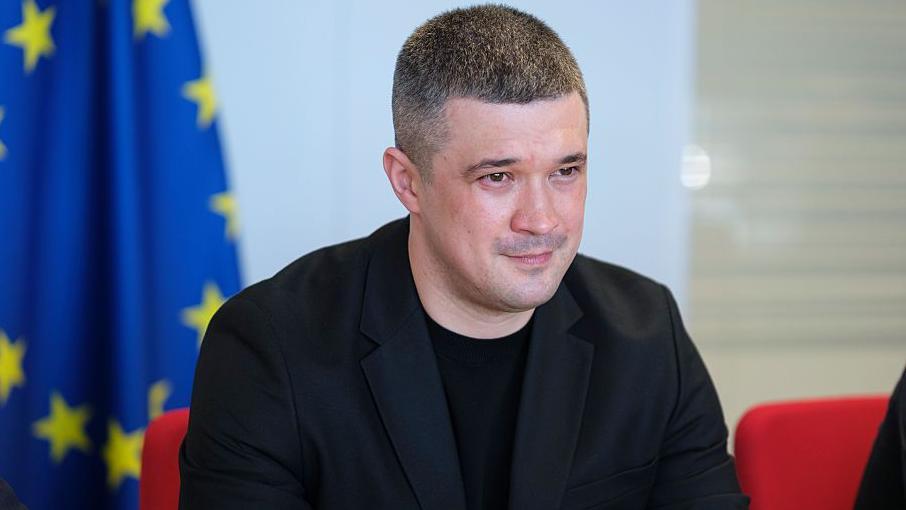 Mykhailo Fedorov, con traje oscuro y una medio sonrisa