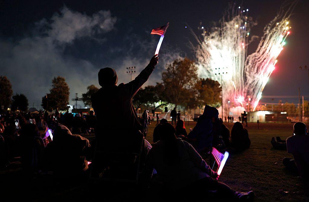 Personas observan fuegos artificiales durante la celebraci&oacute;n anual del D&iacute;a de la Independencia en la comunidad predominantemente latina de Bell Gardens el 2 de julio de 2026 en Bell Gardens, California.