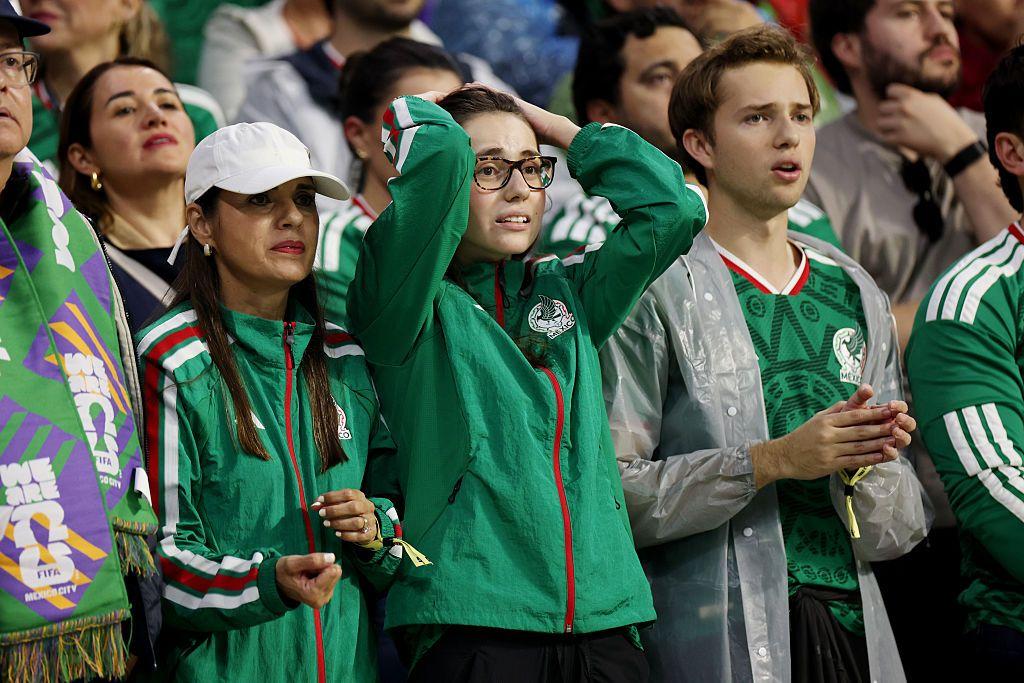Hinchas de M&eacute;xico siguen el partido contra Inglaterra. 