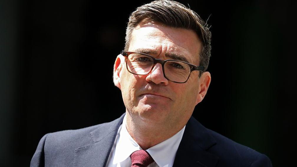 Andy Burnham, nuevo primer ministro de Reino Unido. Tiene el pelo casta&ntilde;o corto, con anteojos, una chaqueta oscura y corbata roja