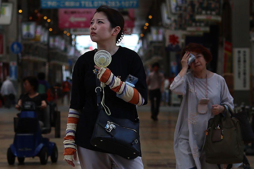 Tokio insta a los hombres a usar pantalones cortos en el trabajo, pero algunas mujeres dicen que es “acoso por el vello de las piernas”