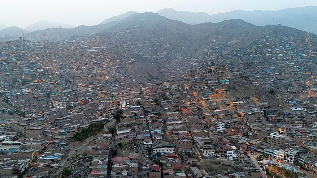 Vista aérea de San Juan de Lurigancho en Lima, Perú.