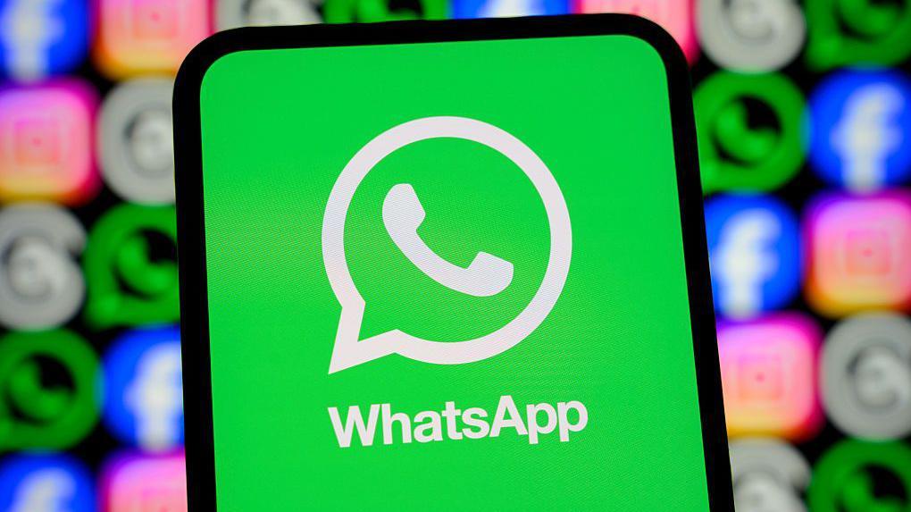 El logotipo de WhatsApp aparece en la pantalla de un tel&eacute;fono inteligente, junto a los logotipos de las aplicaciones de Meta: Facebook, Instagram y Threads.