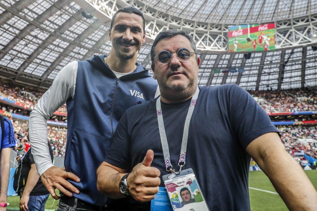 Zlatan Ibrahimovic junto a Mino Raiola en el campo de f&uacute;tbol.