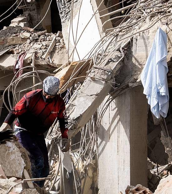 Fierros asom&aacute;ndose de escombros en un edificio colapsado durante el terremoto en Venezuela