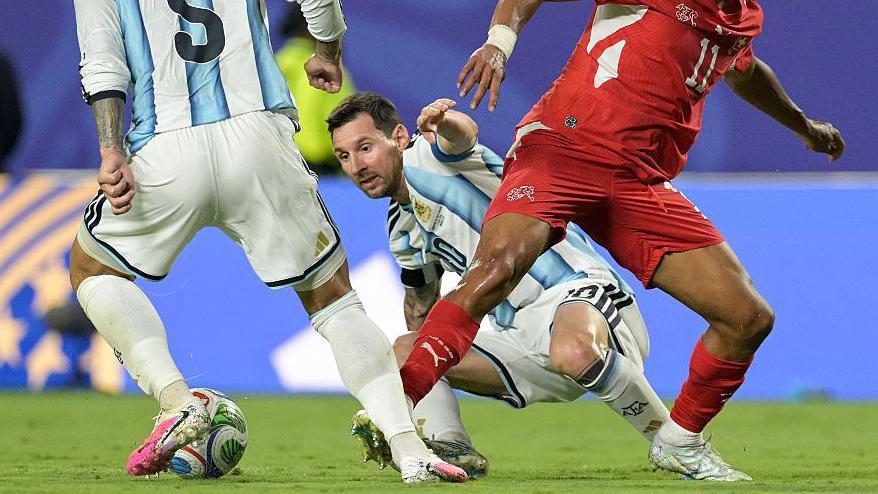 Messi jugando en el partido contra Suiza 