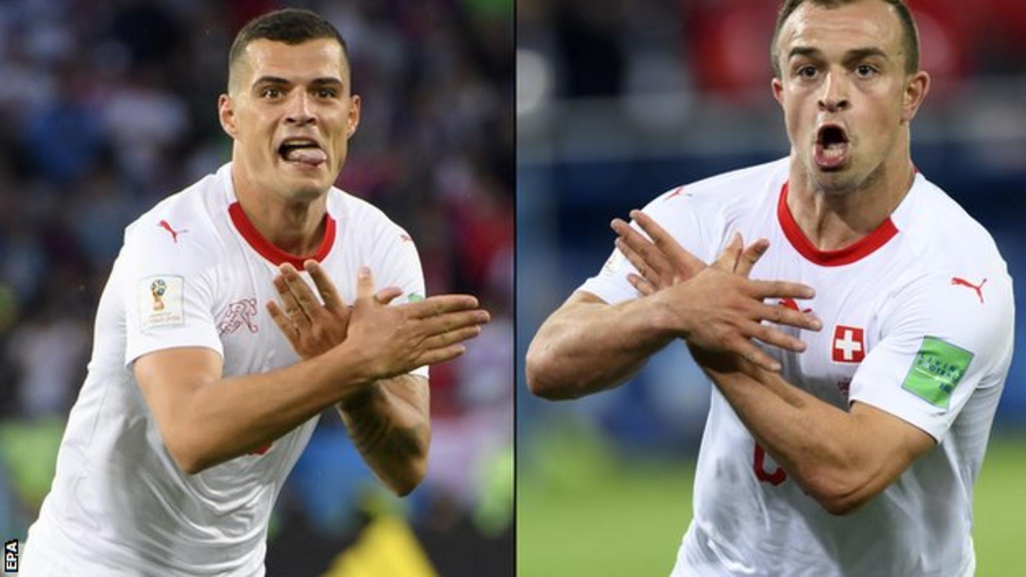 Granit Xhaka y Xherdan Shaqiri haciendo el gesto del &aacute;guila bic&eacute;fala con las manos.